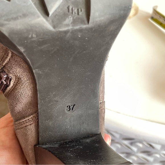 Grey suede booties - Picture 4 of 5